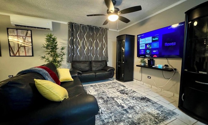 Sabana Abajo House | Corazon Urbano is a charming 3-bedroom house with AC & WiFi in Carolina