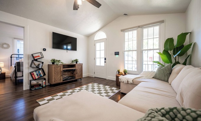 Fountain Square Cottage | Core's Cottage: Walk to Fountain Square - Cozy 1BR - Minutes from IMS