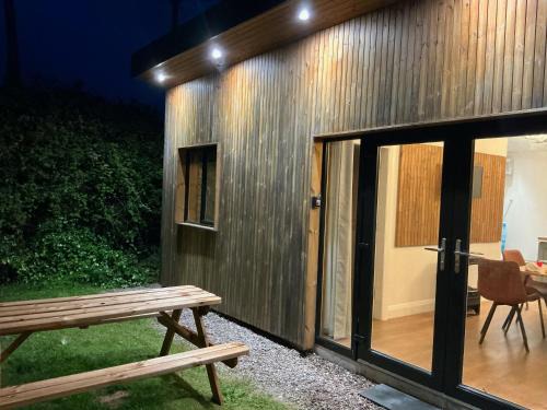 Shanagarry House | Cork - Beach Cabin Holiday Home - 5 min drive to Ballymaloe Cookery School & 10 mins walk to Garryvoe Hotel & 4 min walk to Ardnahinch Beach, Eircode P25KN53