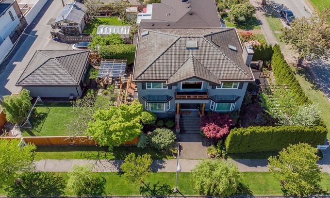 West Side House | Corkscrew Willow Estate - 2010 Olympics-Award Winning Home