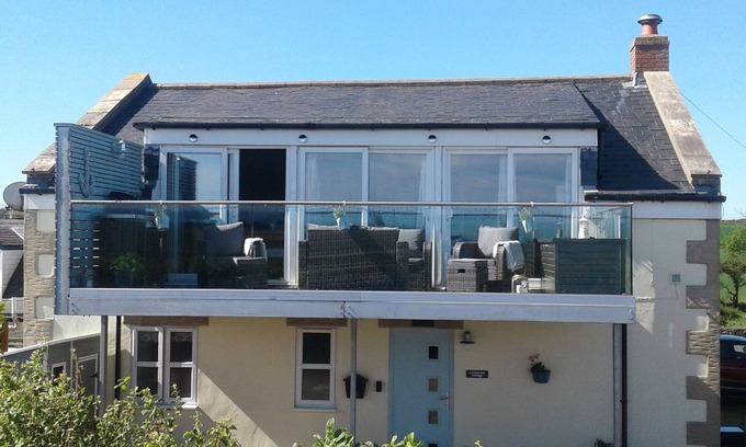 Eyemouth House | Cormorant Cottage . With Sea View Glass Balcony. Sleeps 7
