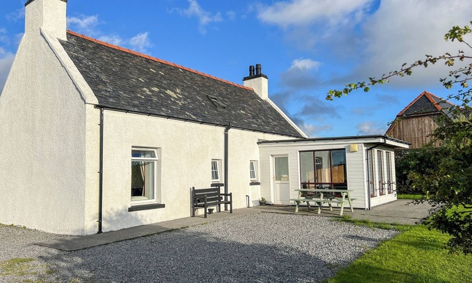Aisgernis Cottage | CORNCRAKE COTTAGE (SU), pet friendly in Daliburgh, Isle Of South Uist