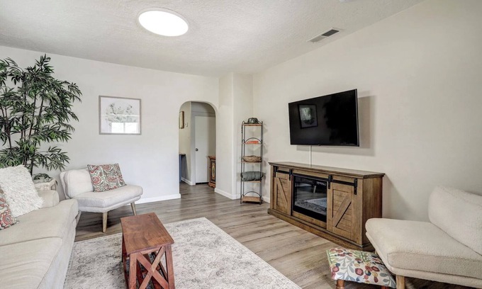 University Heights House | Cornell Canvas Suite, Near Nob Hill, UNM Hospital, and Downtown