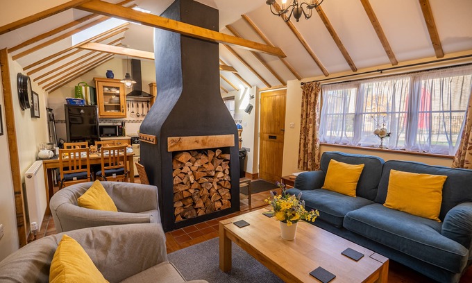 Saxmundham Cottage | Corner Cottage - 4* Rated single-storey Town Cottage close to the Heritage Coast