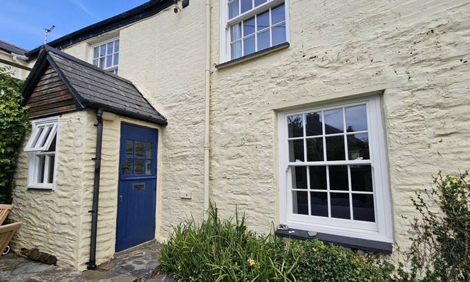 St. Mawes Cottage | Corner Cottage - a cottage that sleeps 5 guests in 2 bedrooms