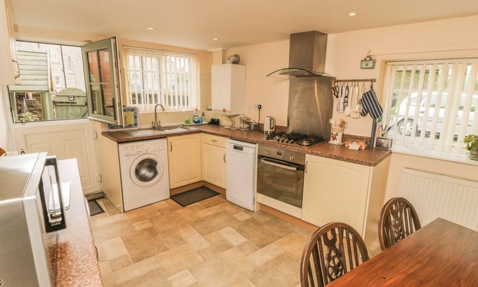 Kirkbymoorside Cottage | CORNER COTTAGE, pet friendly, with a garden in Kirkbymoorside