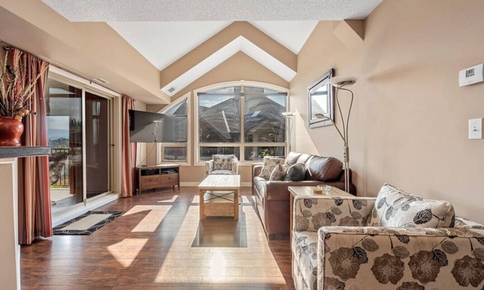 East Kootenay Apartment | Corner Curio | Lake View| Pool | Hot Tub | Gym