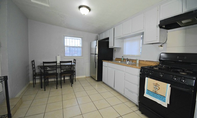 El Paso Apartment | Corner Gem near Del Sol Hospital