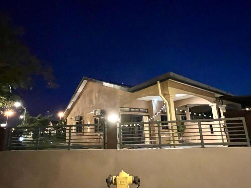 Jenjarom House | Corner House - Three Bedroom Quayside Rimbayu Kg Lombong Jalan Kebun Puchong