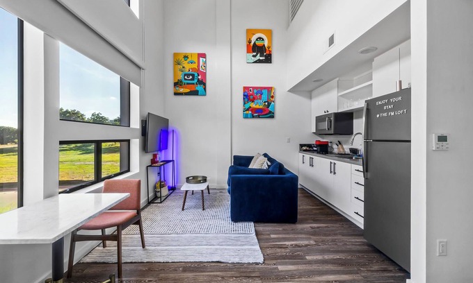 East Cesar Chavez Apartment | Corner Loft Downtown ATX - Queen & Sofa Bed