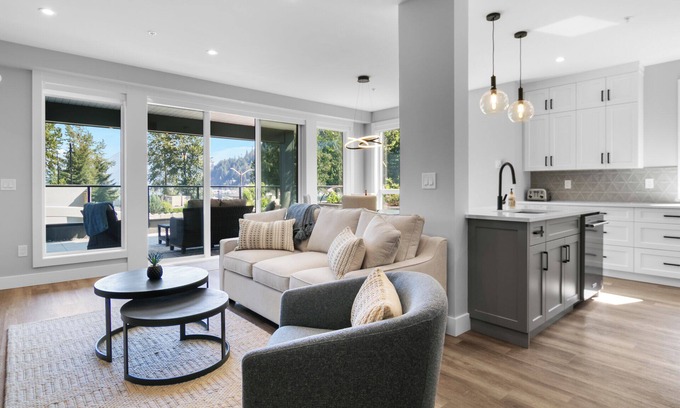 Harrison Hot Springs Condo | Corner Unit + Water Views & Easy Beach Access