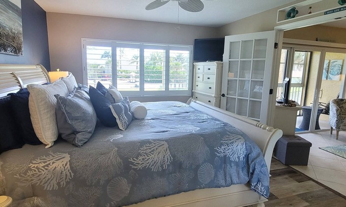 Fort Pierce Condo | Corner unit directly on golf course with ocean peak in Ocean Village