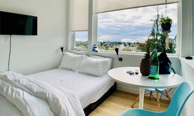 Roosevelt Apartment | Corner unit studio with natural light and premium amenities for a very comfortable quick stay.