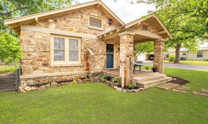 Stephenville House | Cornerstone Cottage-Near Downtown-Pet Friendly