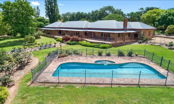Merrijig House | Cornhill - Merrijig - Sleeps 12