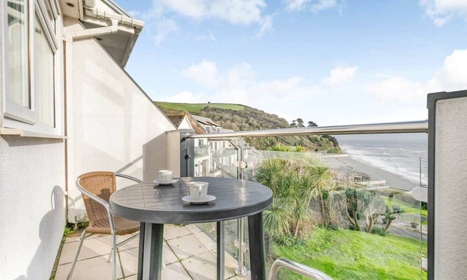 Seaton Apartment | Cornish Apartment with Private Balcony & Stunning Sea Views