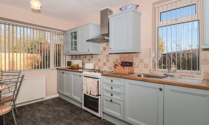 Weston-super-Mare Cottage | CORONATION COTTAGES NO.2, character holiday cottage in North Worle