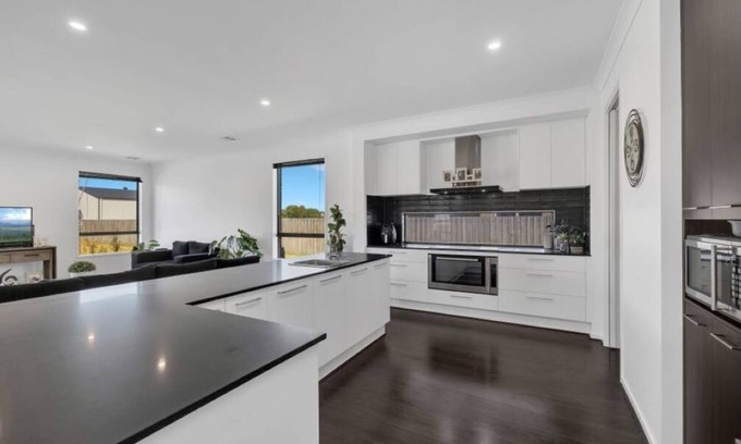 Coronet Bay House | Coronet Bay 5 bed,4 bath,30min to Cowesnsleeps 10 outdoor heated pool,porta cotn
