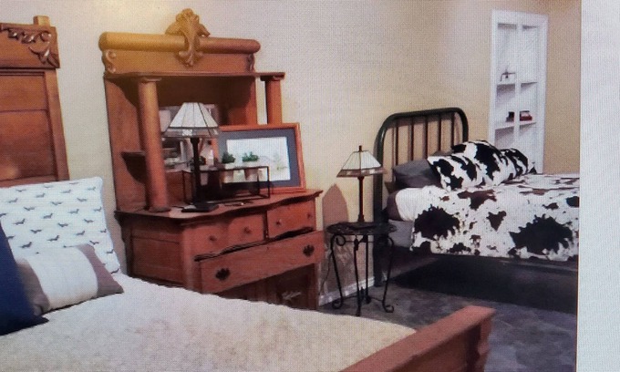 Columbus House | Corporate 8 person cabin on Millwood lake/Yarborough landing.