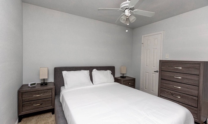 Coliseum Central Apartment | Corporate and Modern 1br suite I Pool I Parking