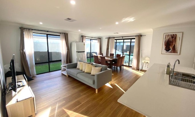 Wellard House | Corporate Executive Modern 5bedroom Family friendly home - Disabled Access & Disability Modified