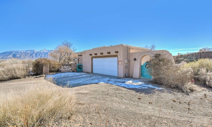 Rio Rancho House | Corrales 2 bd/2b adobe house on a quiet, private road w/stunning mountain views