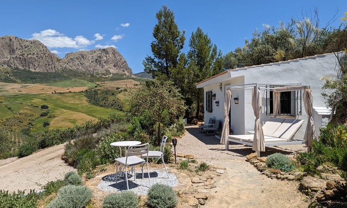 Riogordo Bed & Breakfast | Cortijo Sylvestre, Your place to relax and explore