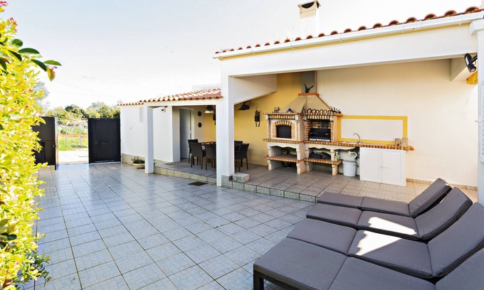 Vila Real Santo Antonio Ski Chalet | Cosy, with backyard and barbecue area