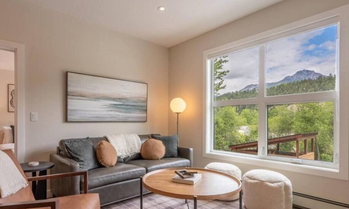Golden Condo | Cosmo’s Getaway | Mtn Views | AC | BBQ | King Bed