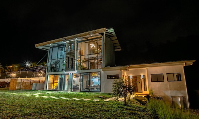 Salitrillos House | Costa Rica mountain retreat with jacuzzi & firepit near San José
