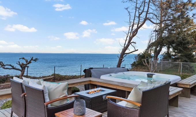 Port Angeles House | Costa Vista, Ocean Front, Hot Tub, Game Room, BBQ, Sleeps 16