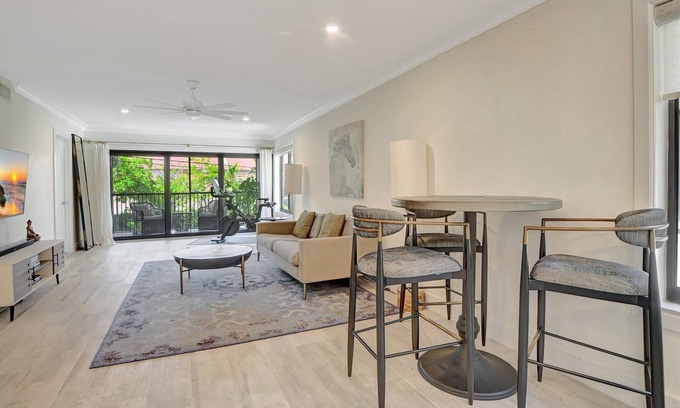 Boca Raton Apartment | Costal Charm: Boca Raton Beach 2 min away