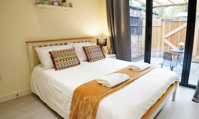 Stanwell Apartment | Cosy 1 Bed-Flat with Patio Near Heathrow