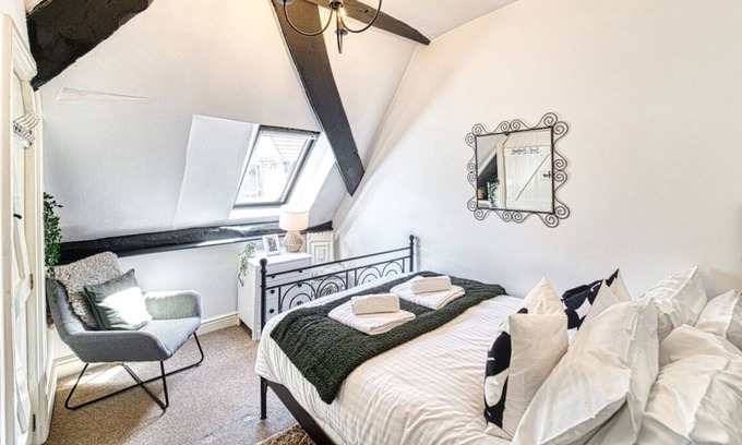 Tewkesbury House | Cosy 1 Bed Home