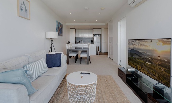 Lyneham Apartment | Cosy 1-Bed with Lovely Views, Pool and Gym