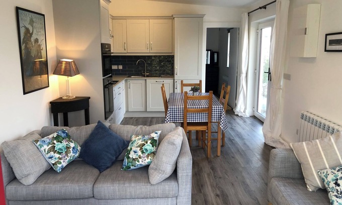 Inverin Cottage | Cosy 1 Bedroom Cottage near beach and Aran Islands. Connemara Wild Atlantic Way.