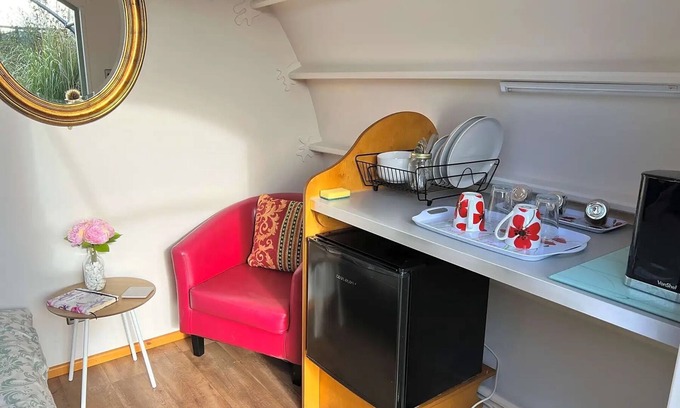 Winterbourne Stoke Cabin | Cosy 1 bedroom cabin- Moon Pod