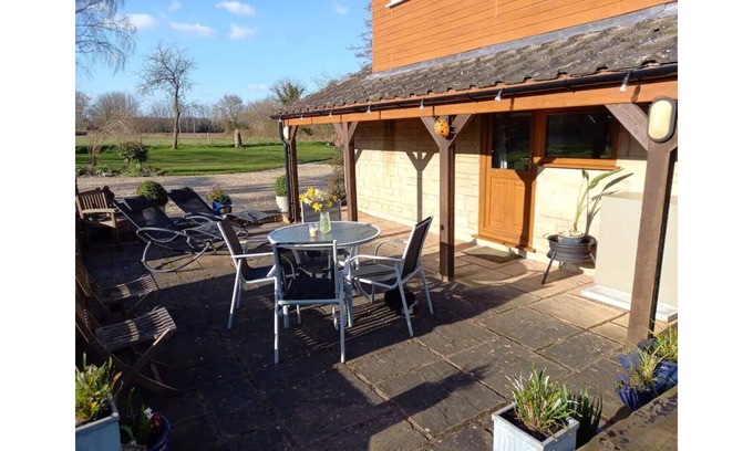 Penselwood Cottage | COSY 1 BEDROOM SNUG WITH PATIO AND COUNTRY VIEWS.