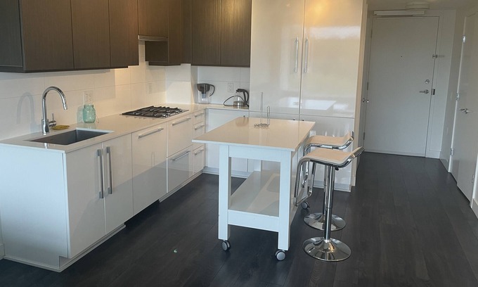 Downtown New Westminster Condo | Cosy 16th floor Condo in downtown New Westminster/close to skytrain