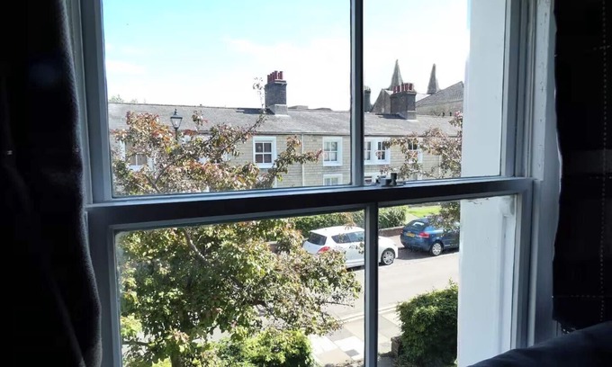 Swindon Apartment | Cosy 1840's Railway Cottage - Sleeps 4 & Parking