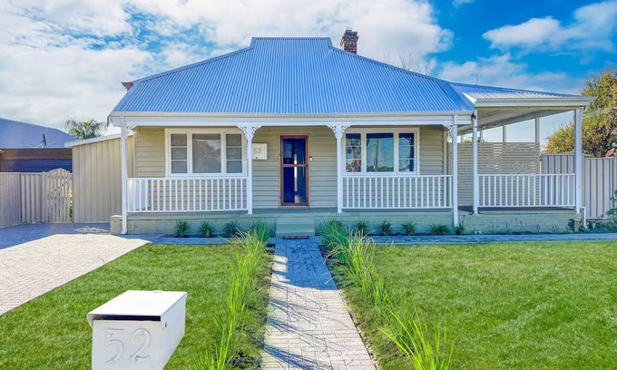 Bassendean House | Cosy 1935 Broadway Cottage Airport/CBD/Train/Cafes/Wineries Nearby