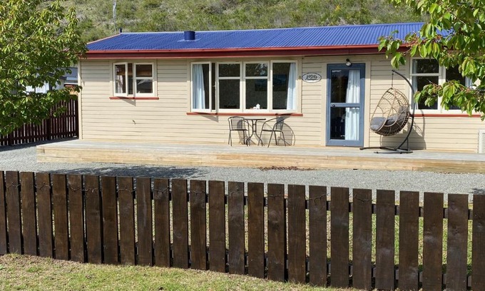 Omarama House | Cosy 1960's Kiwi Holiday House