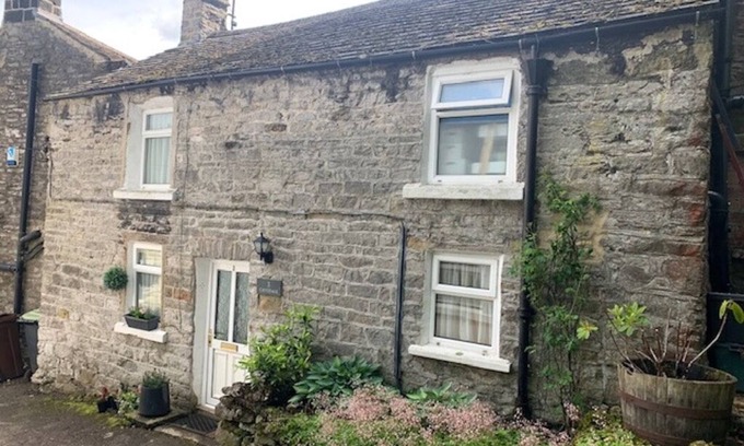 Castleton Cottage | Cosy 2 bed cottage in the heart of Castleton at the bottom of Cavedale walk and Peveril Castle.