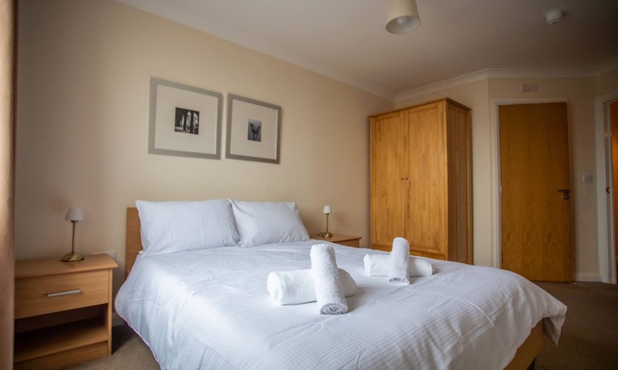 Basingstoke Apartment | Cosy 2 bed flat near train station Basingstoke with Free Parking!