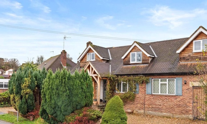 Potters Bar Apartment | Cosy 2 Bed self contained flat in tranquil area close to woods 40 mins to London