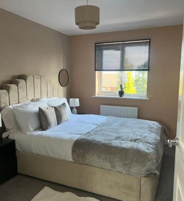 Coedkernew Apartment | Cosy 2 Bed Service Apartment Netflix Hideaway Family Couples Staycation Tredegar Park Celtic Manor ICC Wales