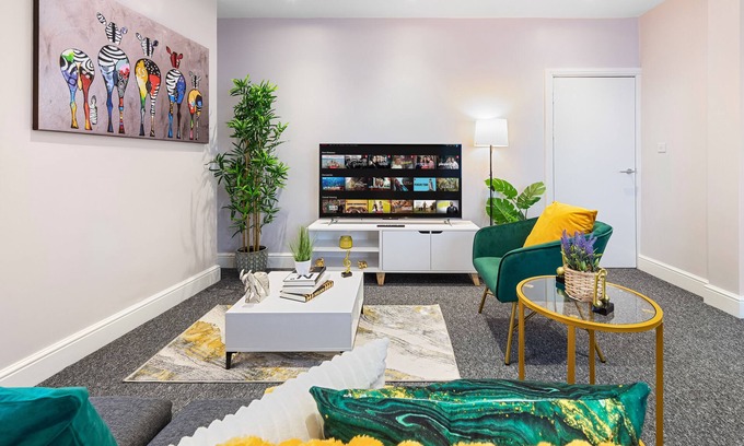 High Barnet Apartment | Cosy 2-bedroom flat with a king-size bed in London, UK. Close to all airports!