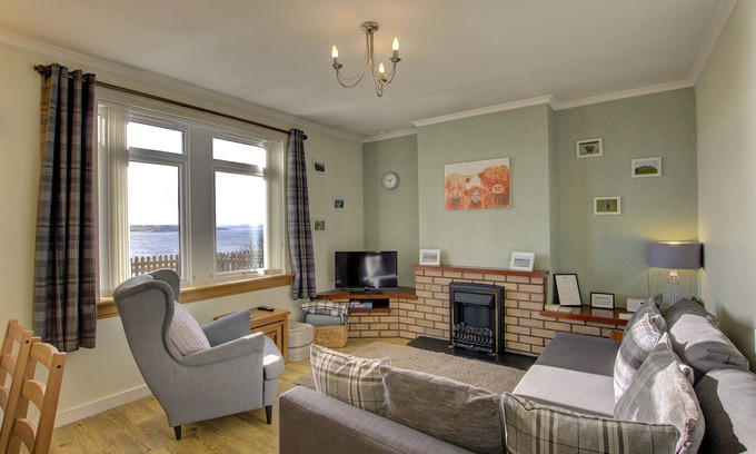 Invergordon House | Cosy 2-bedroom house with panoramic views of the Cromarty Firth