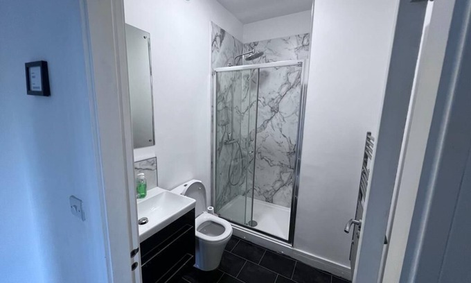 Salford Apartment | Cosy 2-BR Flat near Salford Royal with Parking