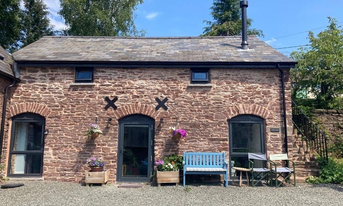Llanfihangel Tal-y-llyn Cottage | Cosy 2 bed barn in Bannau Brycheiniog national park, with outdoor patio.